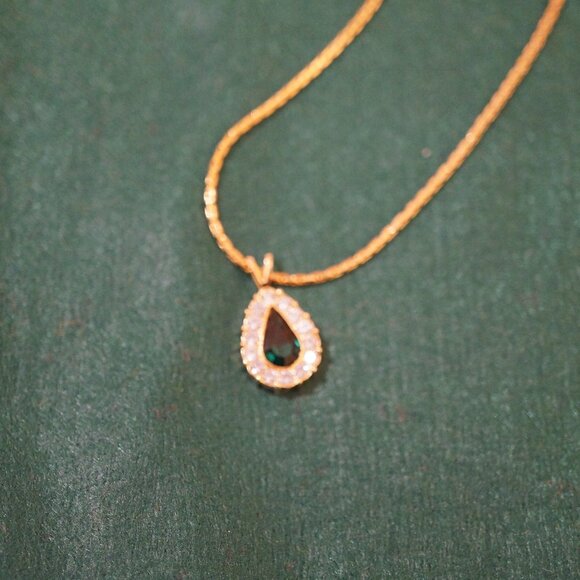 VINTAGE AVON EMERALD GREEN CRYSTAL TEARDROP NECKLACE - Picture 10 of 12